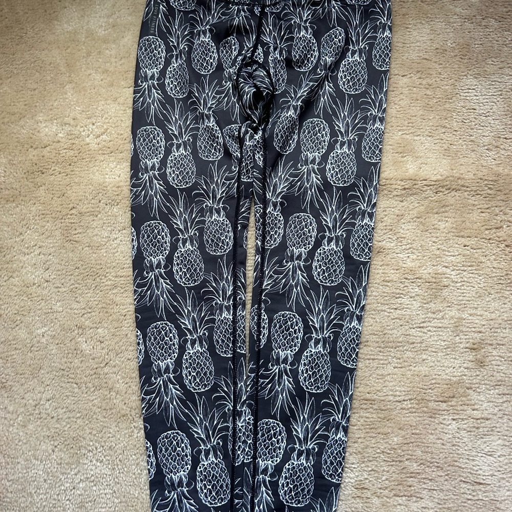Love Fitness small Black and White Pineapple Print leggings